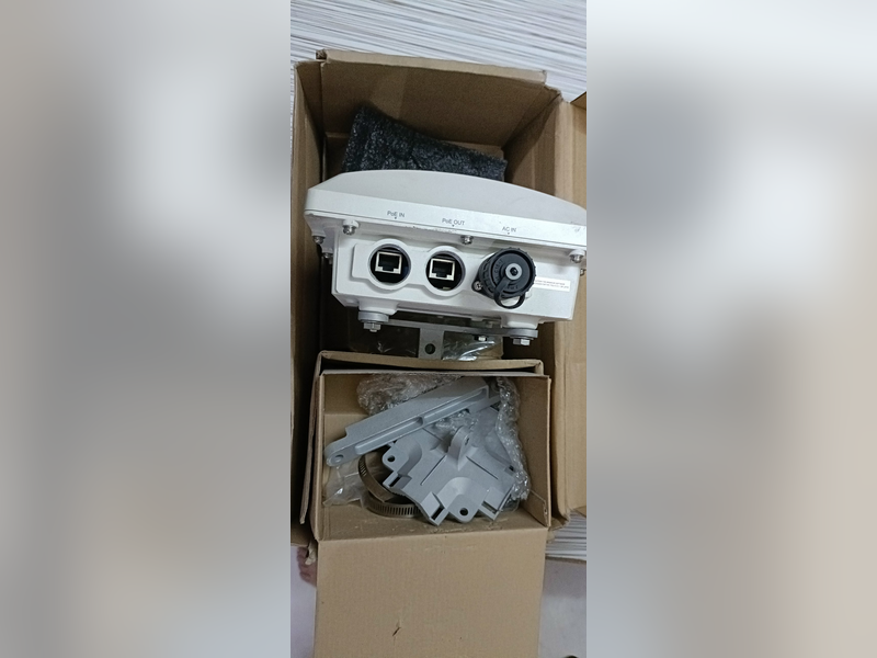 Click to enlarge Ruckus ZoneFlex 7782 Outdoor Omni Access Point (WW01), PoE in, PoE out and AC in ports