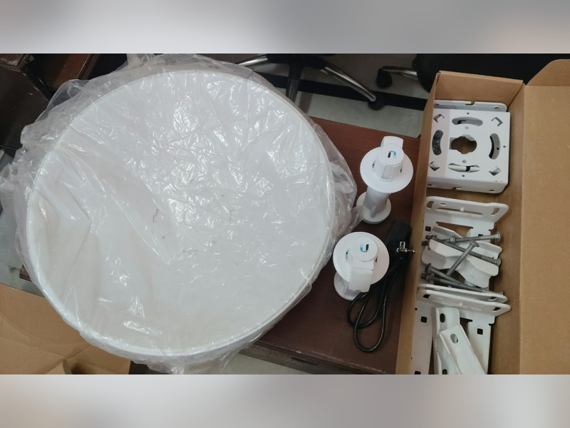 Ubiquiti PowerBeam 5 GHz airMAX Bridge with 500 mm Reflector (Model: PBE-5AC-500), reflector, radios and mounting hardware