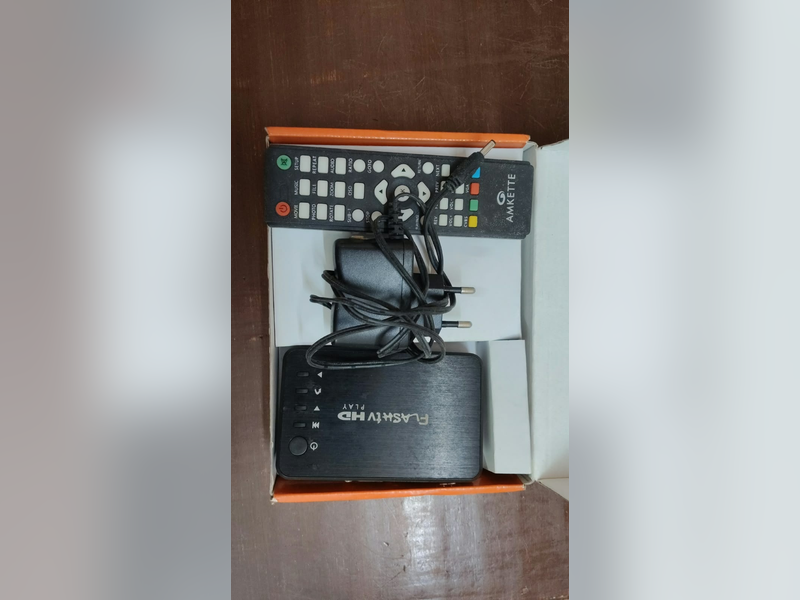 Amkette Flash TV HD Media Streaming Device (Black), box contents with remote and adapter