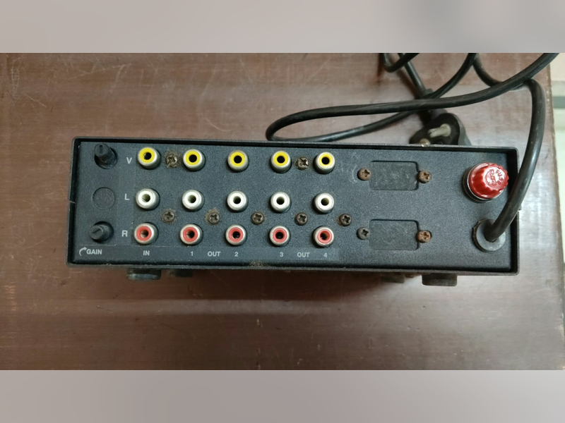Click to enlarge Milestone ML-104 AV Splitter (1:4), rear: video and audio in and 4 outputs
